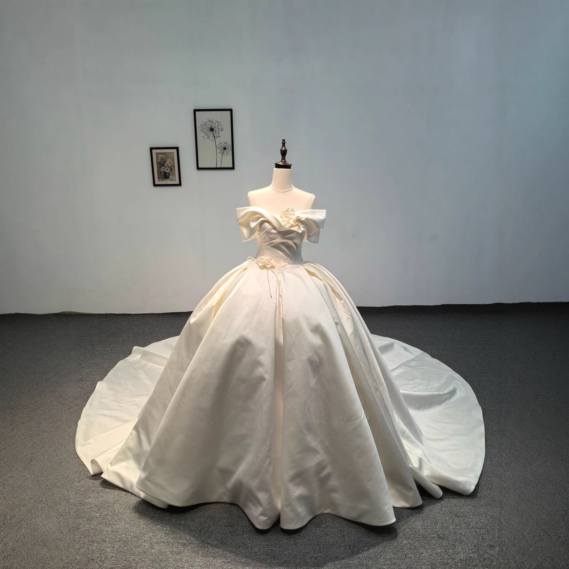 奢华缎面一字肩婚纱宫廷风大拖尾2025新款新娘主婚纱高级质感婚纱