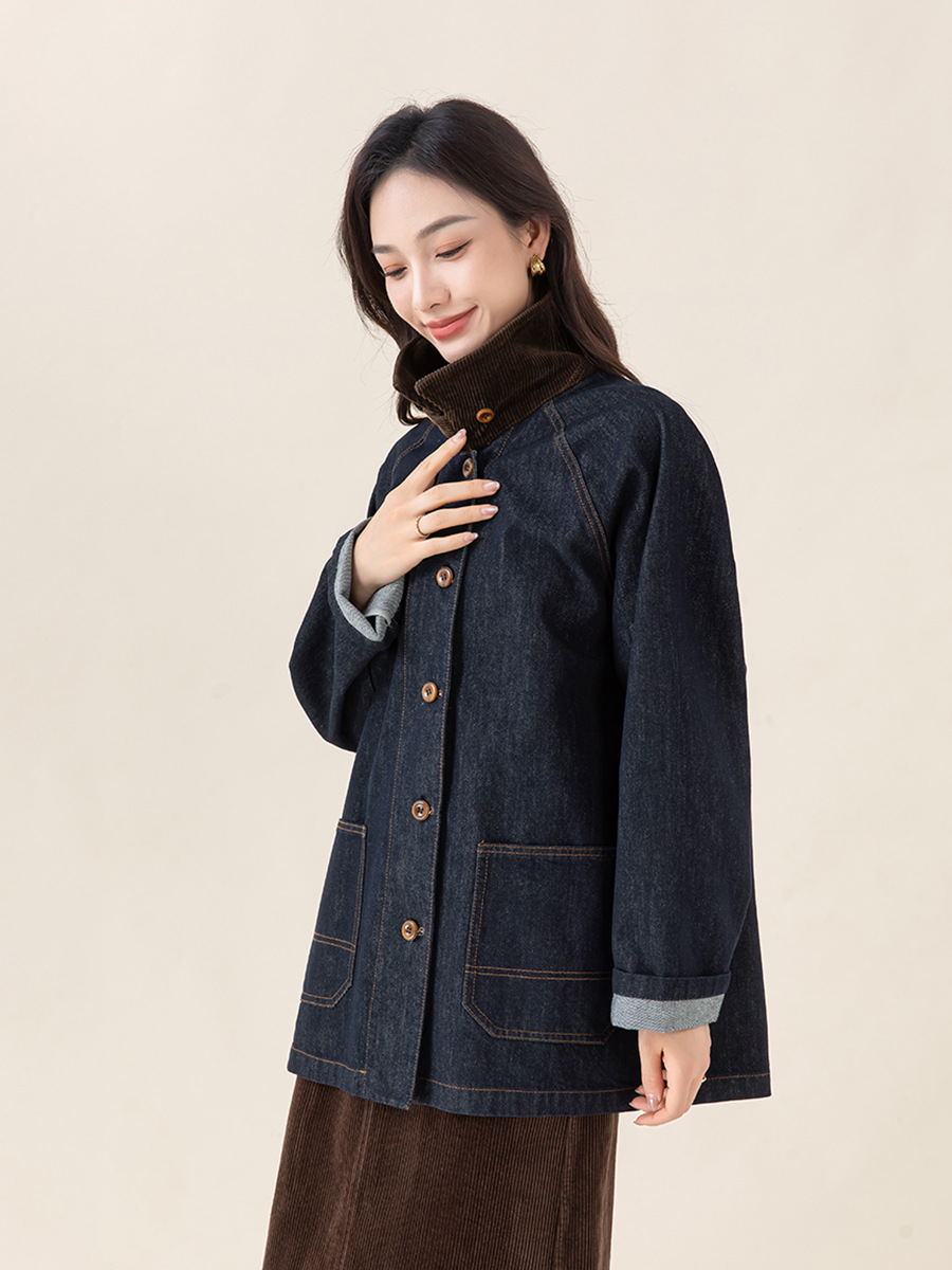 Áo khoác denim cổ điển phối màu tương phản, ve lông cừu, dáng dài trung bình — Xanh denim