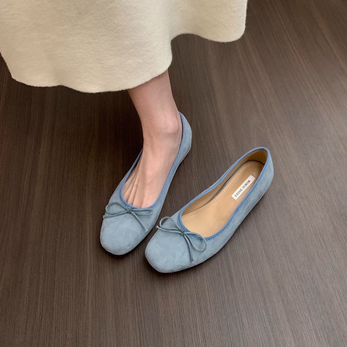 Zapatos individuales de ballet de gamuza realzados en estilo francés, zapatos de mujer 2025 nuevos zapatos de noche rojos con lazo de primavera y otoño