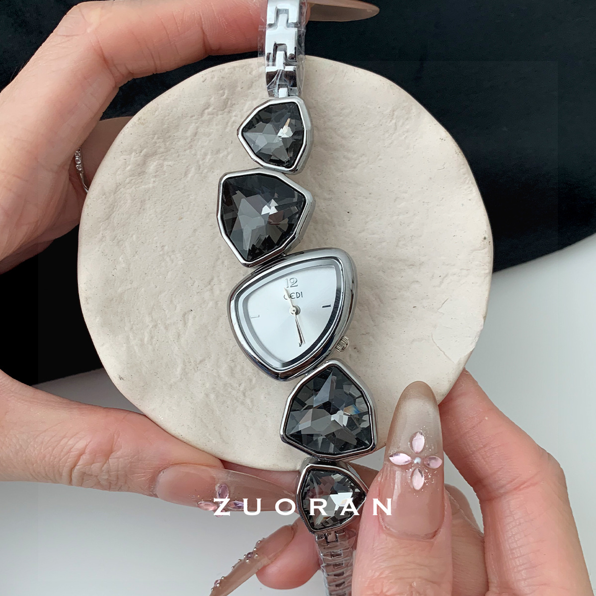 Reloj de mujer elegante con correa de cristal diseño irregular_voghion.com