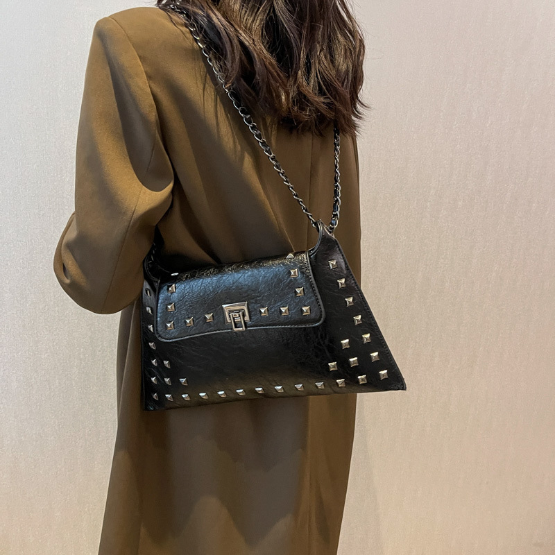 女性用のレトロな脇の下の大きなバッグ、リベット装飾の封筒バッグ、多用途でスタイリッシュで質感のあるチェーンショルダーバッグ、クロスボディ|undefined