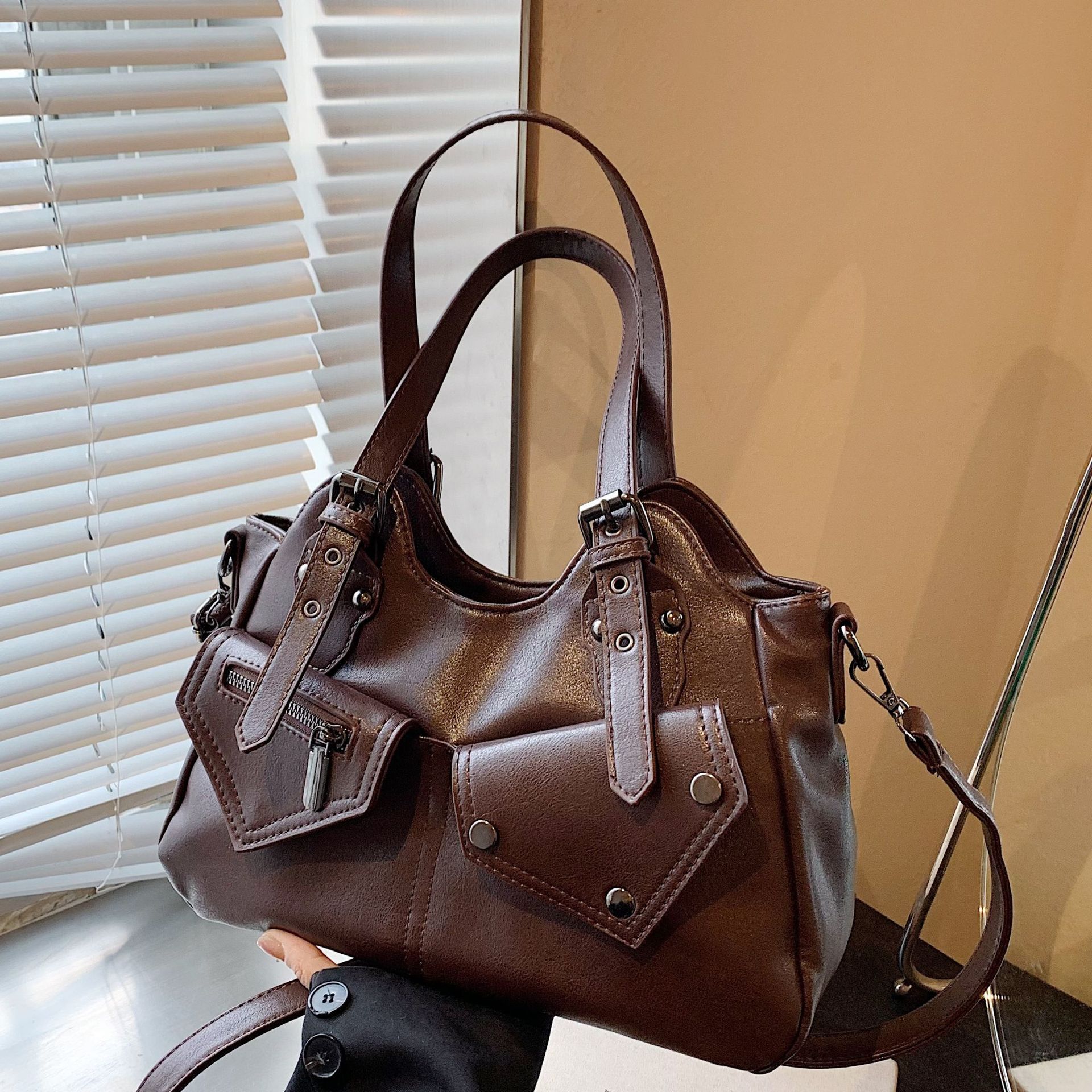 Bolso de alta capacidad retro europeo y americano 2024 nuevo bolso de mensajero portátil con costuras bolso femenino bolso de axila de cuero suave simple