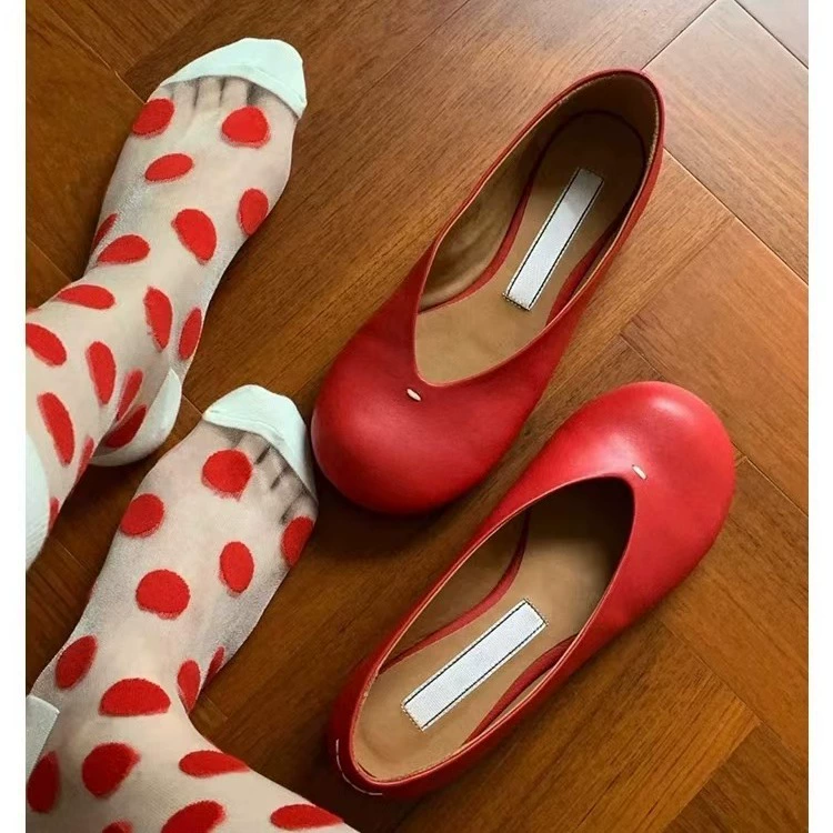 Круглая голова плоская подошва маленькие красные туфли ретро нишевые молочные туфли 2024 новые кожаные легкие туфли