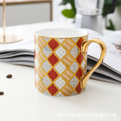 红方格马克杯.jpg