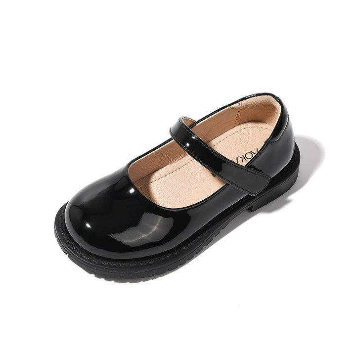 Девочки исполнили обувь принцессы из натуральной кожи на мягком фоне