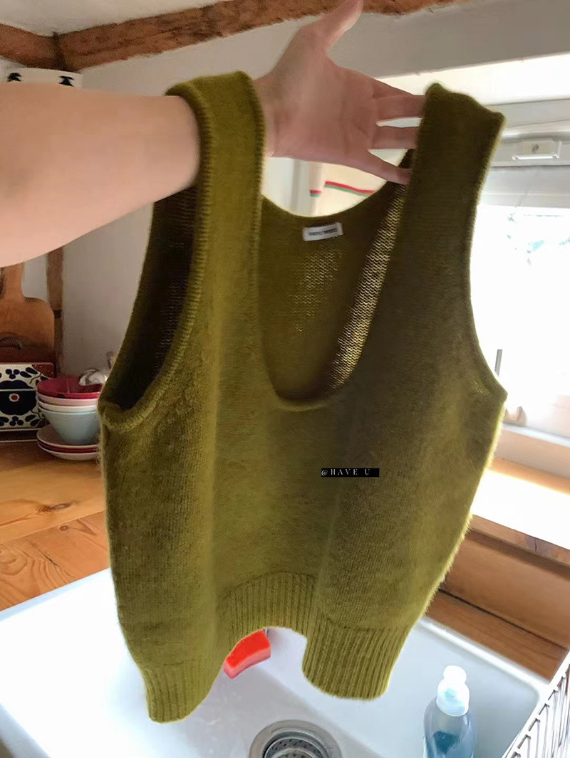 ウールニットのベストuネックの弾力性が短いです。