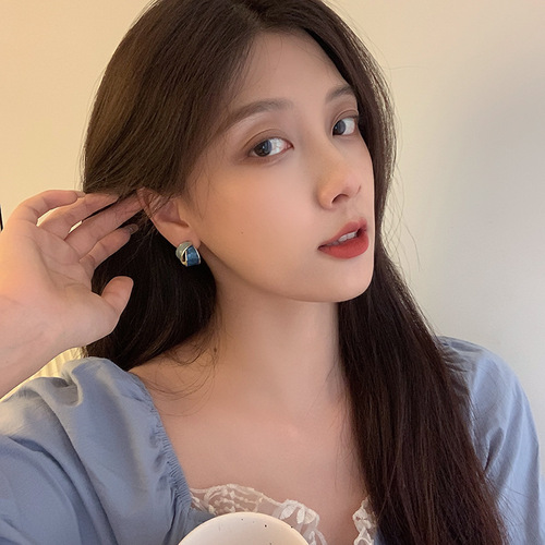 Oil paint tones.  Retro Hong Kong style high-end contrasting color earrings, geometric earrings, earrings, mosquito coil discs, non-pierced earrings