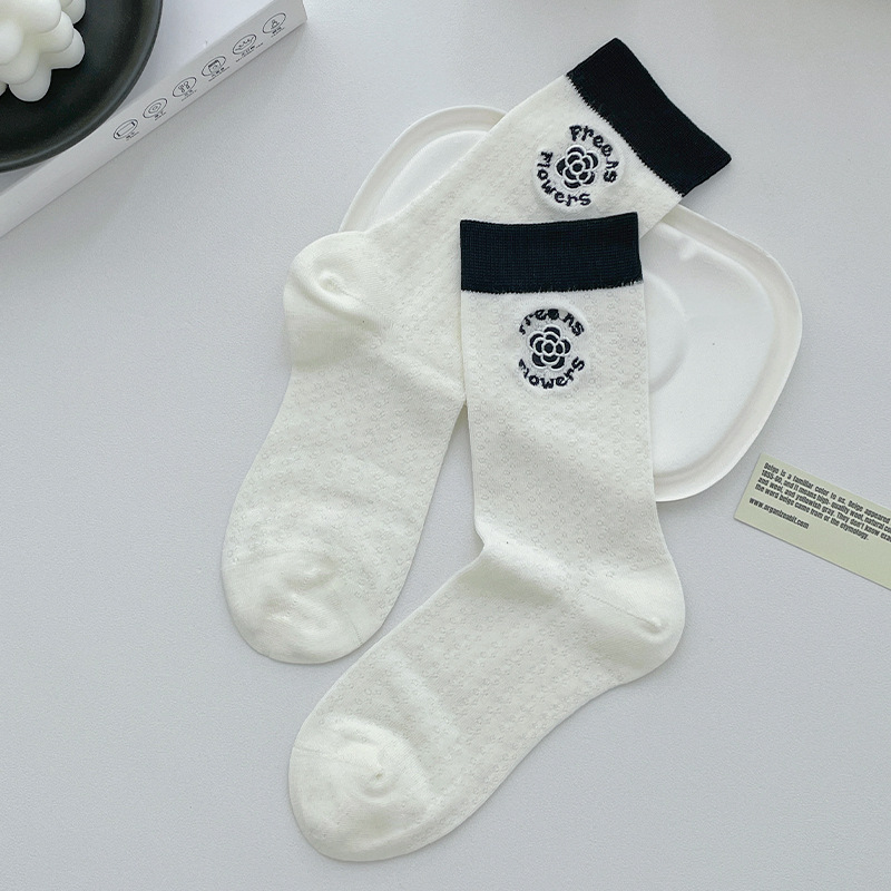 Calcetines de verano para mujeres delgadas mallas transpirables bordadas medias medias medias medias negras y blancas color combinado versátil calcetines de mujer Zhuhai al por mayor