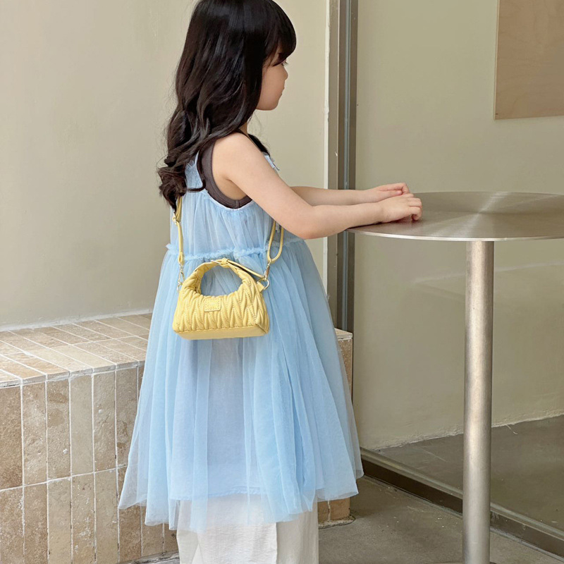 Bolsa de hombro de chicas plegadas de moda simple color sólido mini bolso de bebé 2025 nuevo bolso infantil transfronterizo