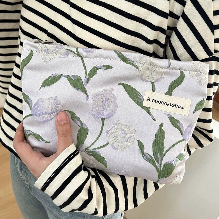Capacious cosmetic bag, three‑dimensional travel organizer with zipper, stylish printed patterns