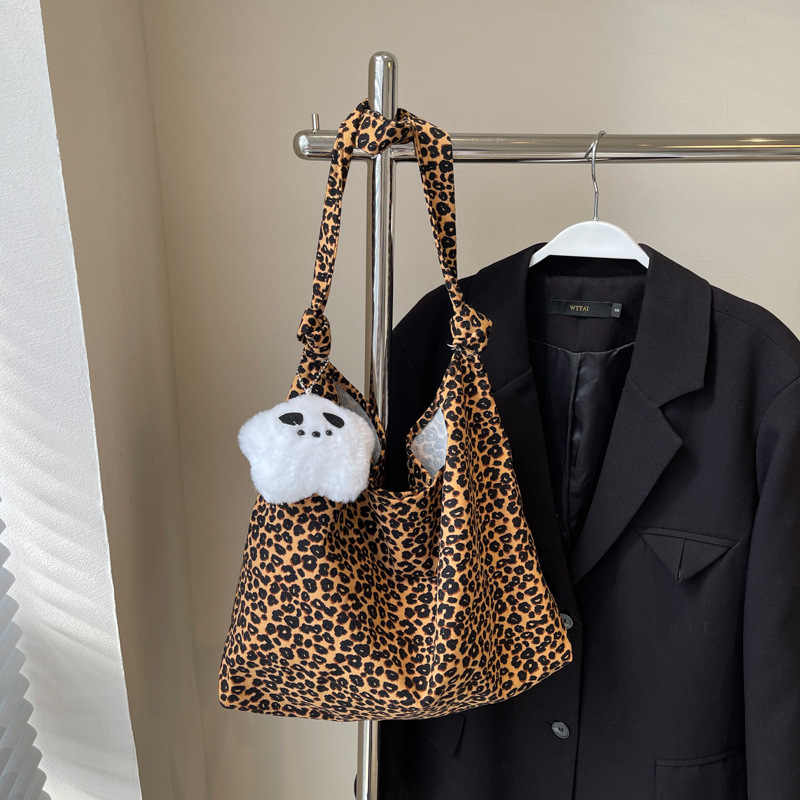 Estilo japonés y coreano estilo occidental de moda pequeño bolso de hombro con estampado de leopardo 2024 nuevo bolso de lona de gran capacidad bolso femenino de viaje al por mayor