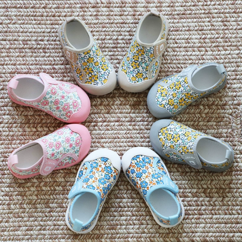 Детские кеды для девочек, туфли-принцессы с цветочным узором, новинка 2025 года, домашняя обувь для детей, обувь для детского сада, мягкая подошва