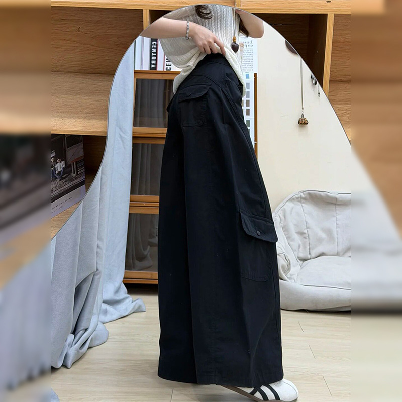 Trendy black straight-leg workwear jeans for petite women, with a stylish high-waisted, loose-fitting, drapey, curved wide-leg design Trendy black straight-leg workwear jeans for petite women, with a stylish high-waisted, loose-fitting, drapey, curved wide-leg design