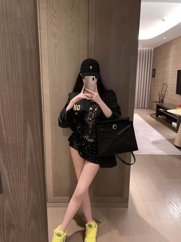 25SS Nanyou D's high-quality new product: moon-embroidered shirt + T-shirt two-piece set, more versatile and slimming, exudes elegance 25SS Nanyou D's high-quality new product: moon-embroidered shirt + T-shirt two-piece set, more versatile and slimming, exudes elegance
