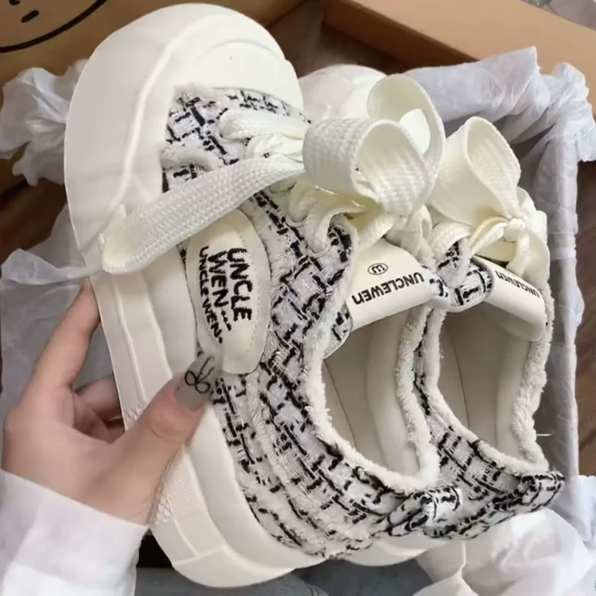 Женские белые кроссовки на толстой подошве, универсальные, модные, нишевые, оригинальные, увеличивающие рост, осень-зима 2024, новые, повседневные.