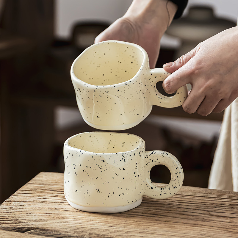Taza de cerámica de tinta, taza de café de mano, taza de agua encantadora doméstica, taza de alto valor, taza de menú de oficina al por mayor