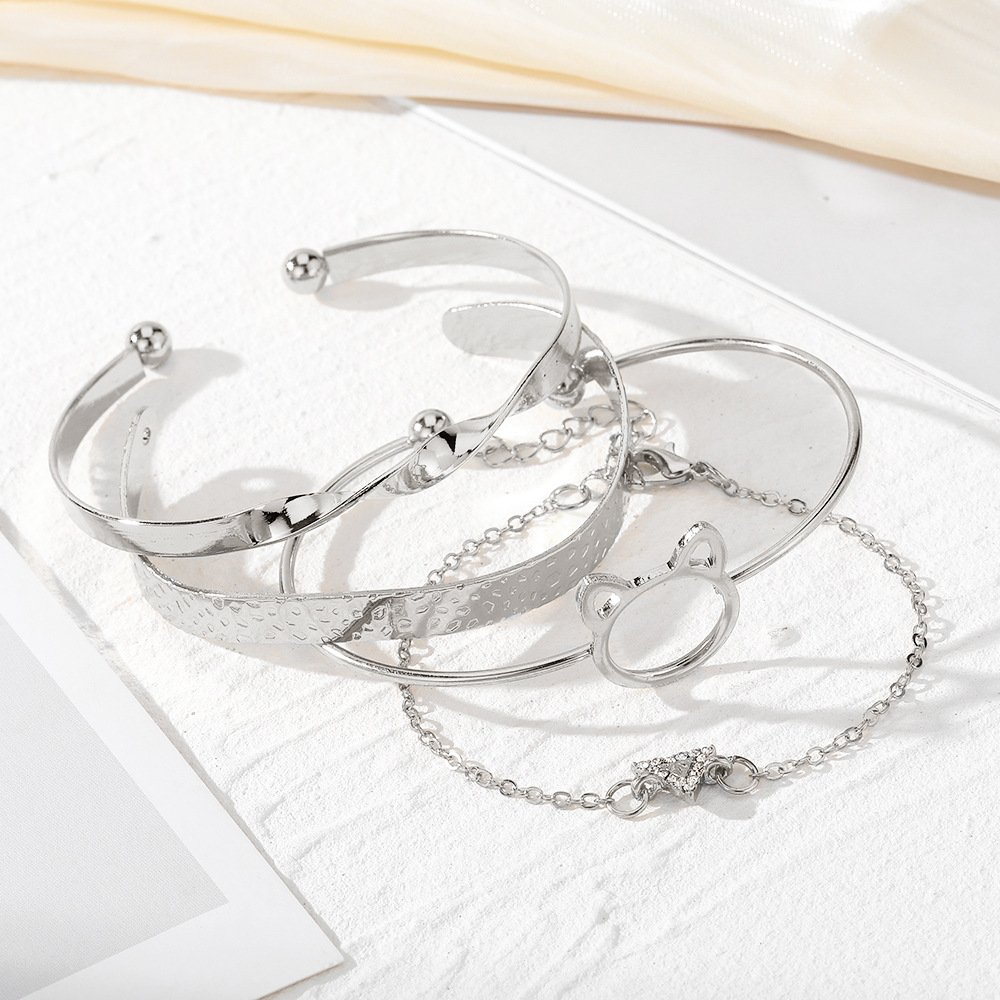 Minimalistisk armbåndssæt til kvinder med kat og diamantdetaljer_voghion.com