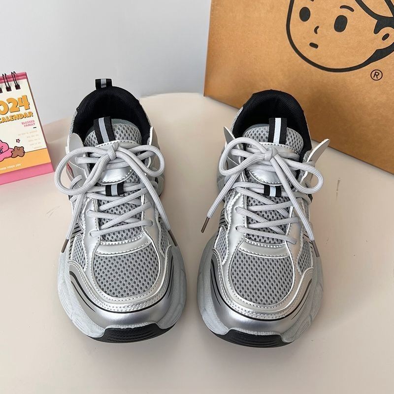 Zapatos de malla gruesa para padres y mujeres 2025 verano y otoño nuevos zapatos casuales de moda transpirables versátiles zapatos deportivos de altura ligera