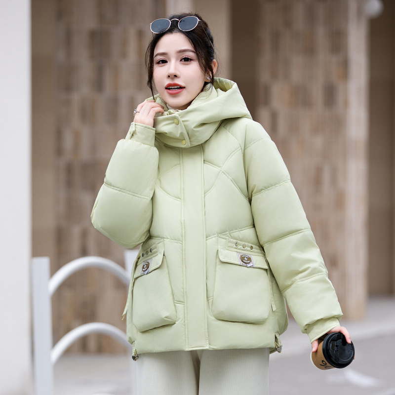 2024 nueva chaqueta de algodón de pluma de mujer popular este año, chaqueta de algodón de invierno pequeña chaqueta de algodón negro corto