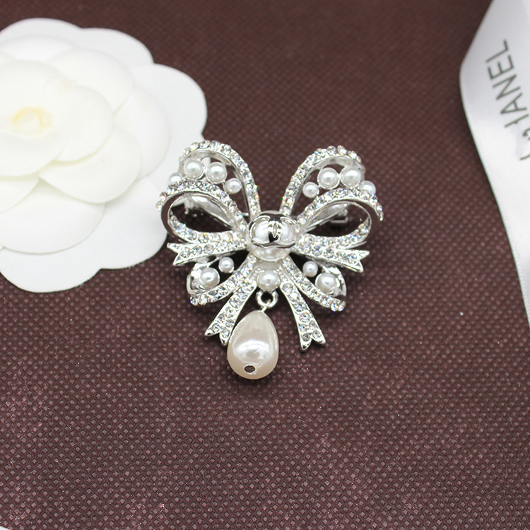 Europe and the United States cross-border hot-selling small fragrant style brooch hollow high-grade bow brooch fragrant grandma imitation pearl pendant brooch