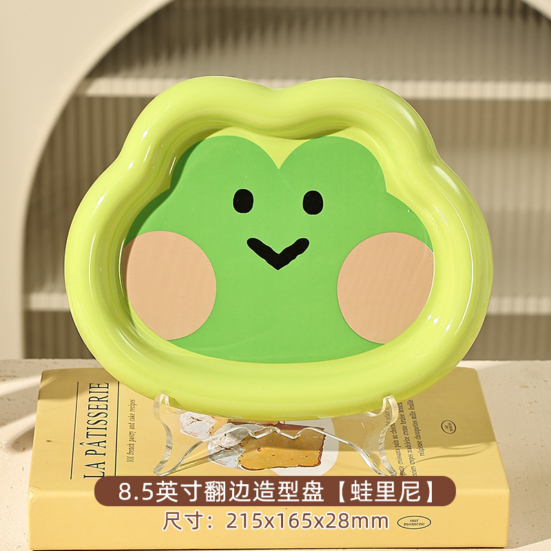ブラウン熊はハンドル付きの陶磁器焙煎チーズグラタンを持っています。|undefined