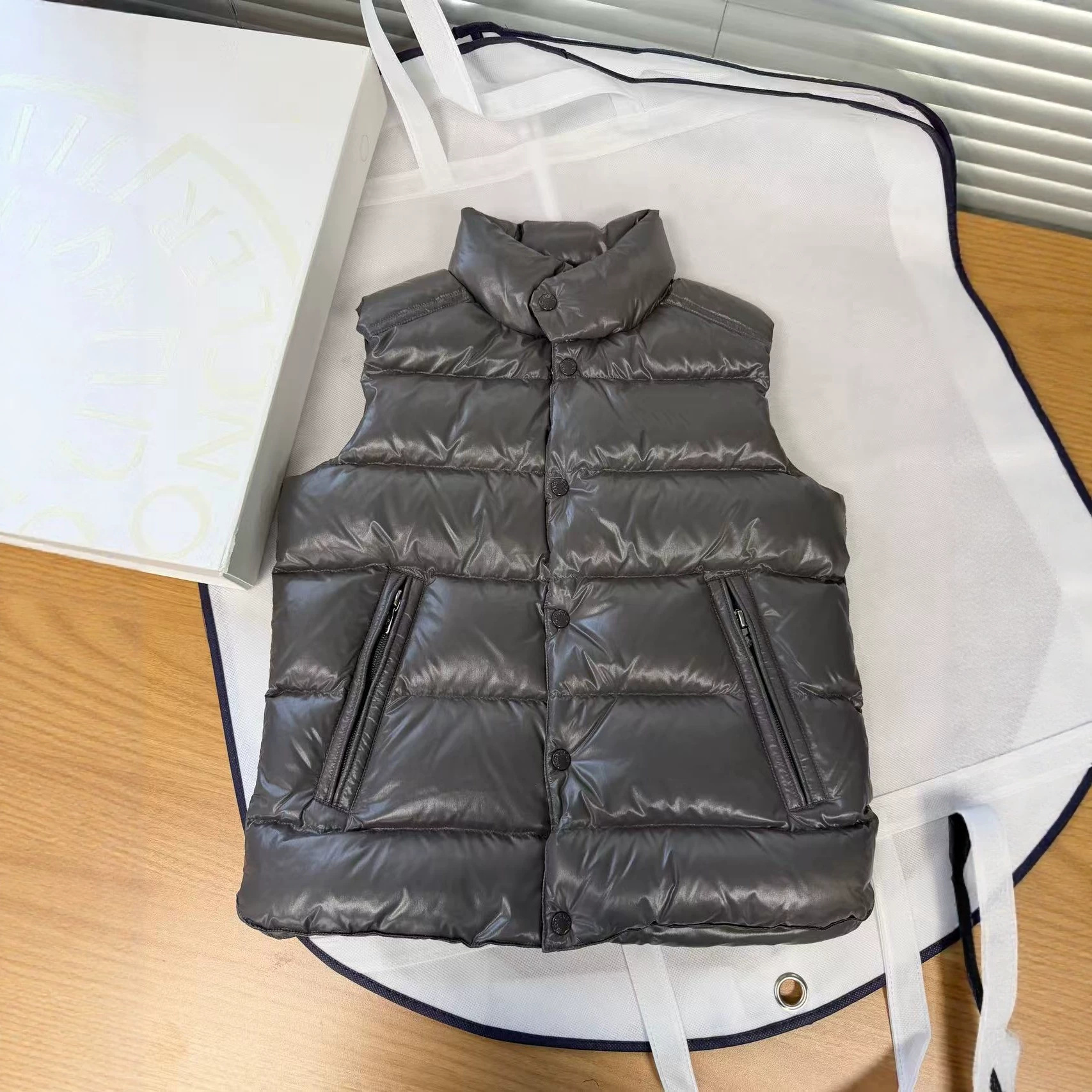 In stock 2026 Fall/Winter new model M brand thickened 90% white goose down vest for men, women, children, and parent-child matching vests