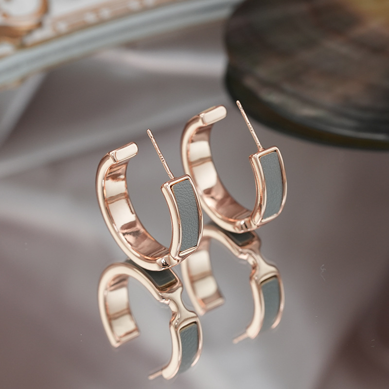 New champagne C-shaped leather earrings literary retro high-end exaggerated design earrings_voghion.com