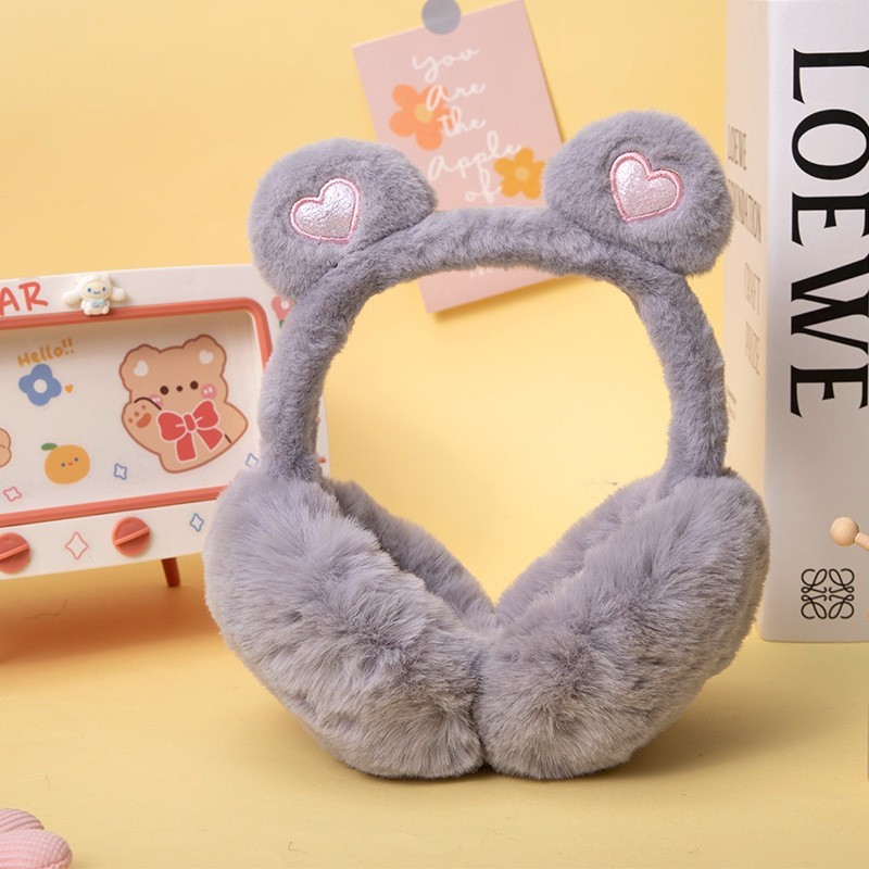 冬の日本のアニメのぬいぐるみの耳カバーの子供は耳を大切にします。|undefined