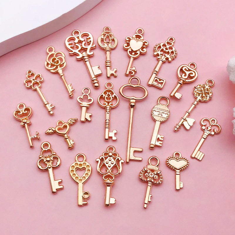 Cross-border vintage KC gold heart key, four-leaf clover key alloy pendant, handmade DIY jewelry accessories wholesale Cross-border vintage KC gold heart key, four-leaf clover key alloy pendant, handmade DIY jewelry accessories wholesale