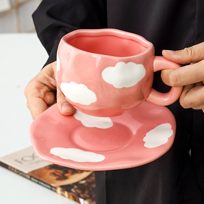 Hermoso conjunto de tazas de café y platos Regalos comerciales Irregulares tazas de desayuno transfronterizas de cerámica Pastoral pintada a mano esmaltada