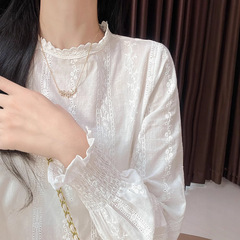 フレンチレースの上着の女性の秋冬のシャツのファッション的な洋風のセーターの中に薄いタイプの小さいシャツの白い底のシャツの春のシャツを掛けます。