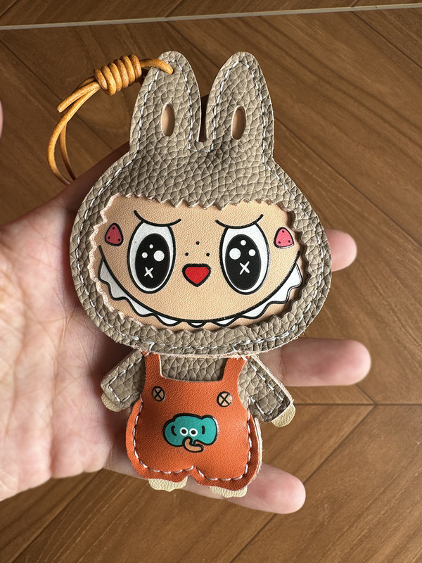 手作りのクリエイティブな本革製品、龍翔革模様の布ペンダント、ギフト漫画ペンダント、かわいい装飾、ZHでカスタマイズ可能|undefined