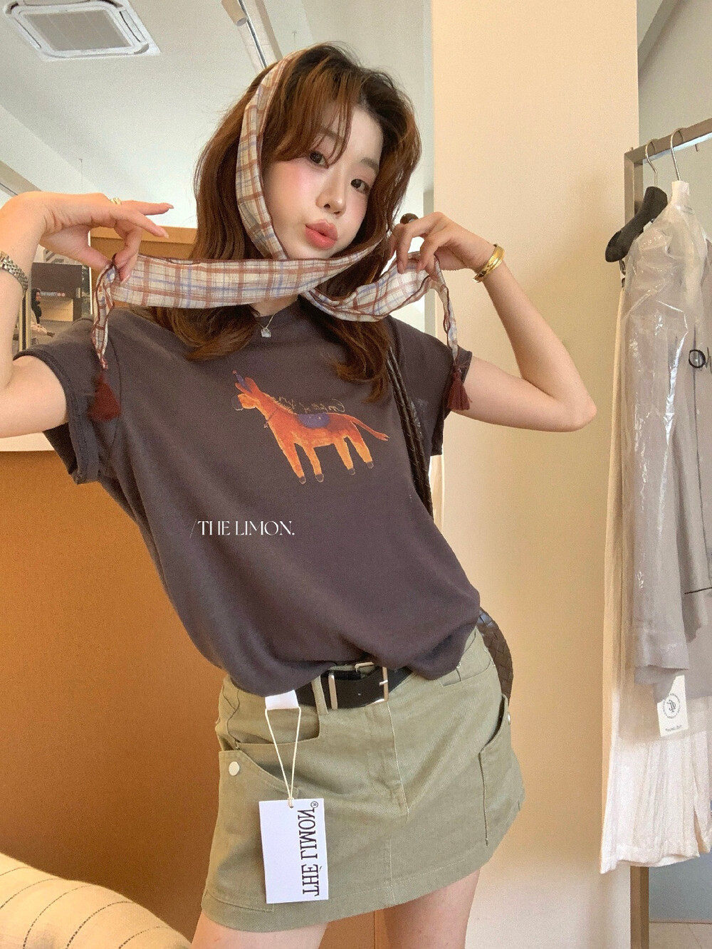 Áo thun nữ cổ tròn tay ngắn in hình ngựa hoạt hình kèm khăn lụa — Xám cacbon, màu trắng, màu kaki chi tiết 22