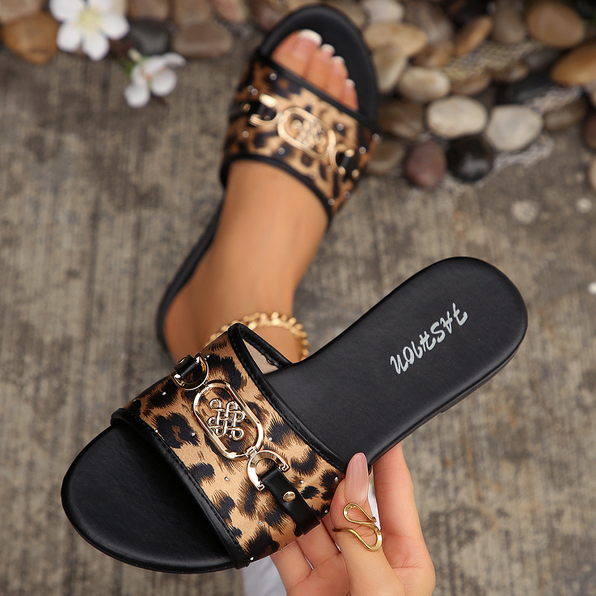 Zapatillas Planas de Leopardo para Mujer de Cuero Sintético, Cómodas con Decoración Metálica, para Uso Casual image 1