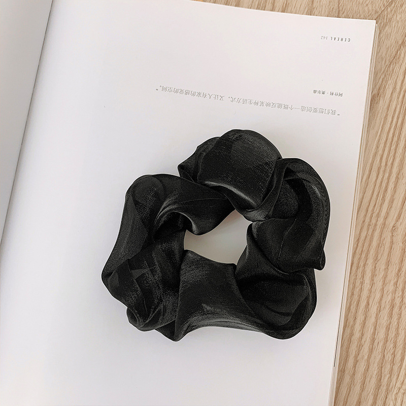 진주 빛 새틴 블랙