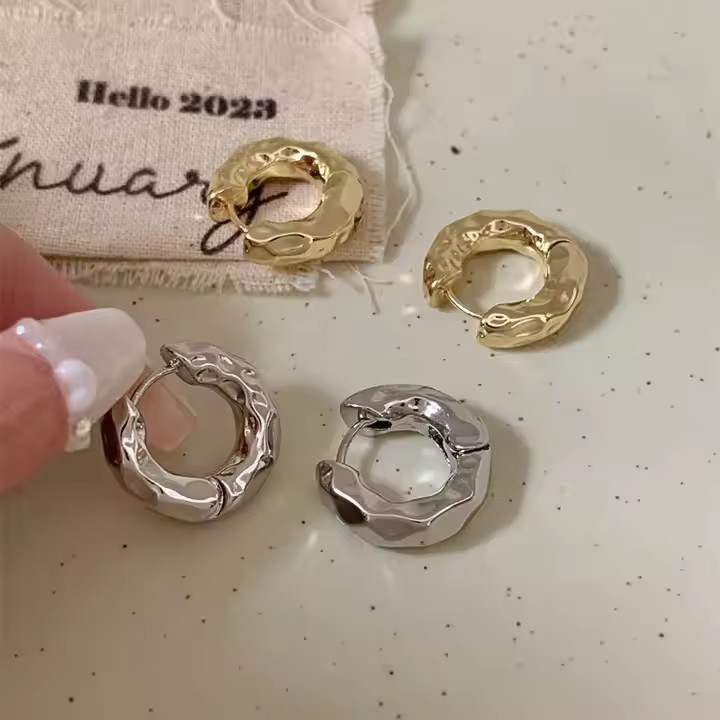 Textura metálica transfronteriza de Europa y Estados Unidos, pequeños aretes simples, elegante, versátil, INS, aretes de alta calidad para mujeres.