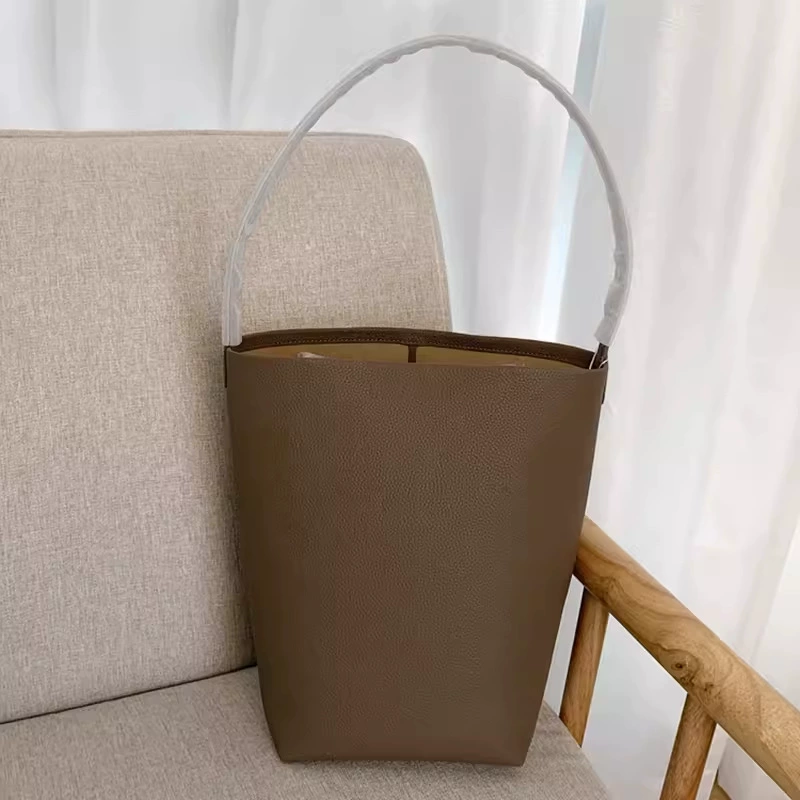 Односкаточный кожаный tote-багажник вместительный переносной сумки из зернистой кожи в среднем/крупном размере