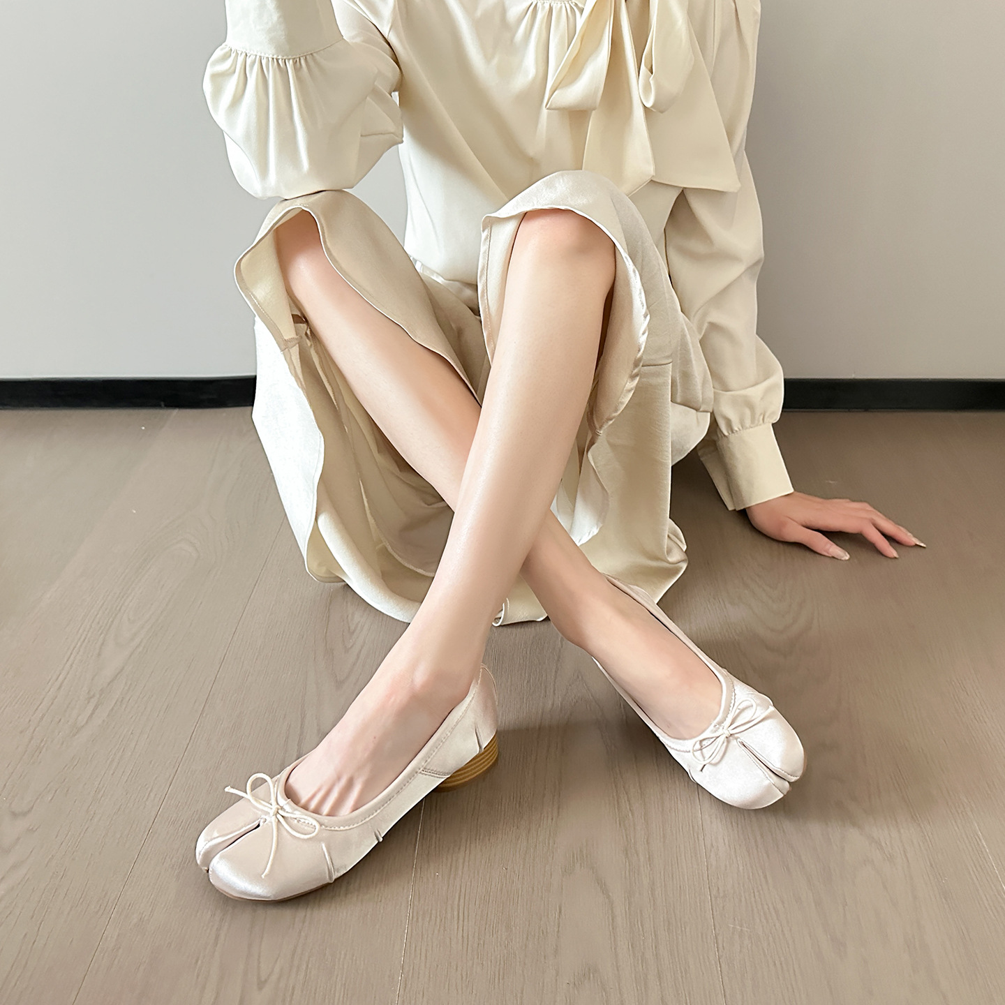 2025 French-Style Bow Shallow Ballet Flats for Women, Chunky Heel Slip-On Satin Simple Elegant Split-Toe Shoes for Women