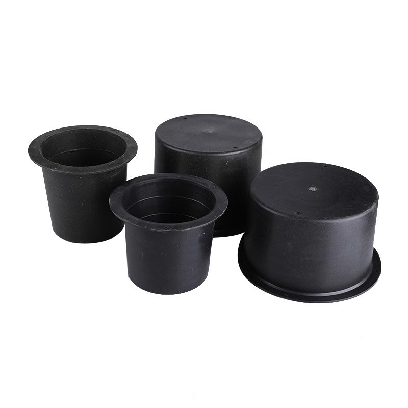Pvcは小さな黒い桶のプラスチック桶を埋めて、一度に開口部の金型工事を予約します。|undefined