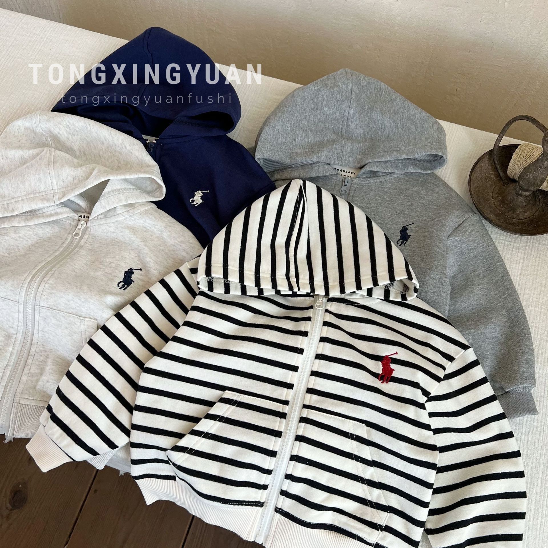 Primavera y otoño chaqueta de niños con chaqueta de cremallera con capuz para niños con rayas de color sólido de moda para niños