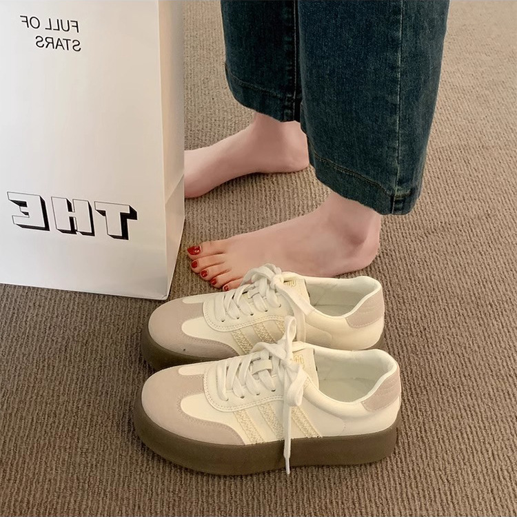 Zapatos de pan de estilo de Hong Kong, zapatos deportivos casuales, zapatos de skate suaves, zapatos blancos, 2026 nuevos zapatos de verano para mujeres