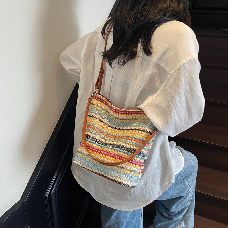 Bolso de axila de arcoíris tejido de moda de verano para mujer 2025 nuevo bolso de hombro de moda de estilo occidental bolso de cubo de mensajero de todo fósforo