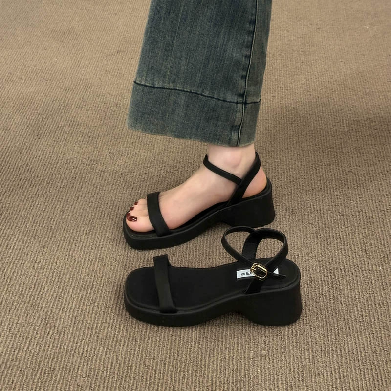 Универсальные сандалии на толстой подошве в корейском стиле для маленьких людей, женская летняя новая верхняя одежда, модные однотонные женские сандалии на танкетке