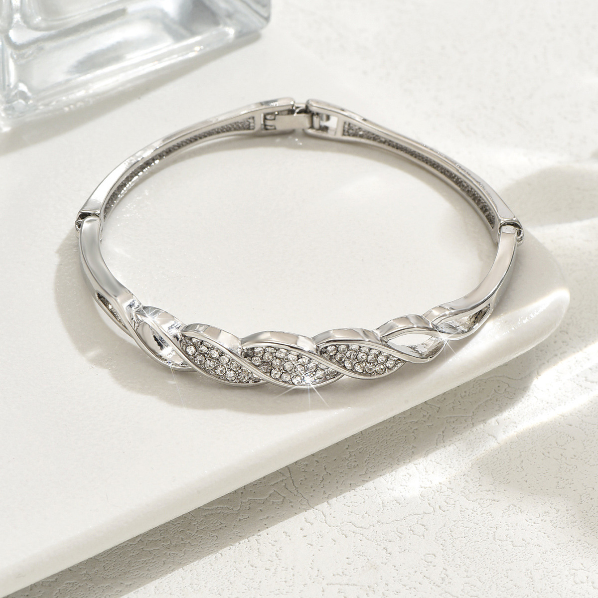 Accesorios transfronterizos de diamantes de moda simple pulsera de aleación ligera de lujo de alto nivel sensación fría nueva joyería al por mayor