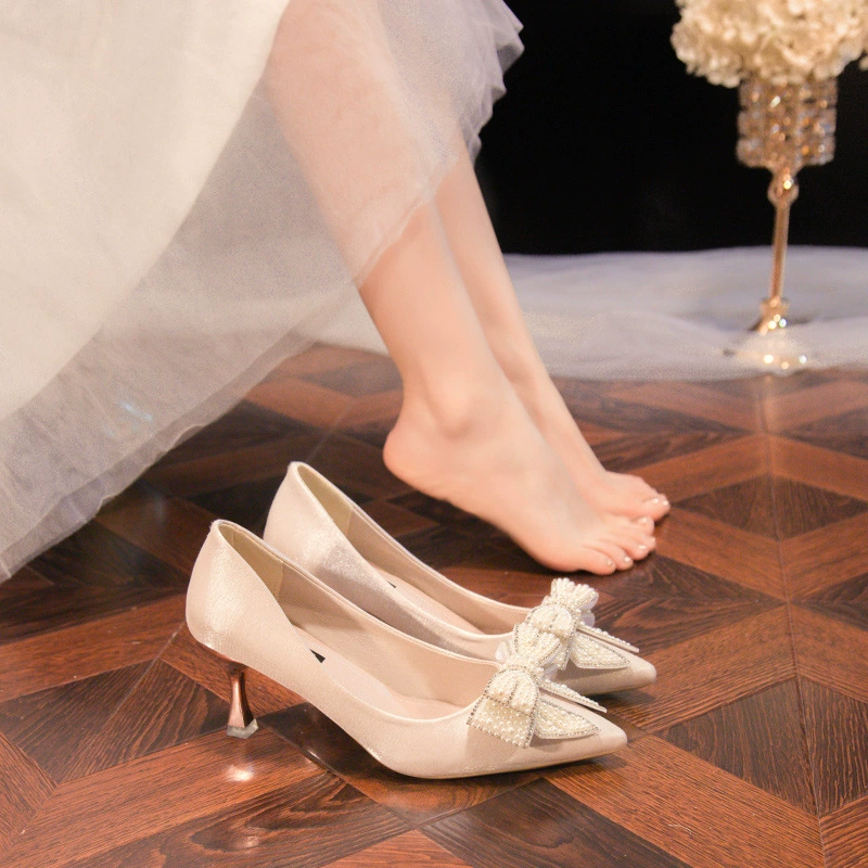 Новые стильные свадебные туфли-лодочки с кристаллами, невысокий каблук-шпилька, заостренный носок, бежевый цвет, модные туфли для подружек невесты, женские туфли на высоком каблуке.
