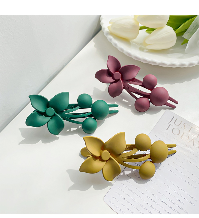 Modern Style Flower Plastic Resin Hair Clip display picture 2