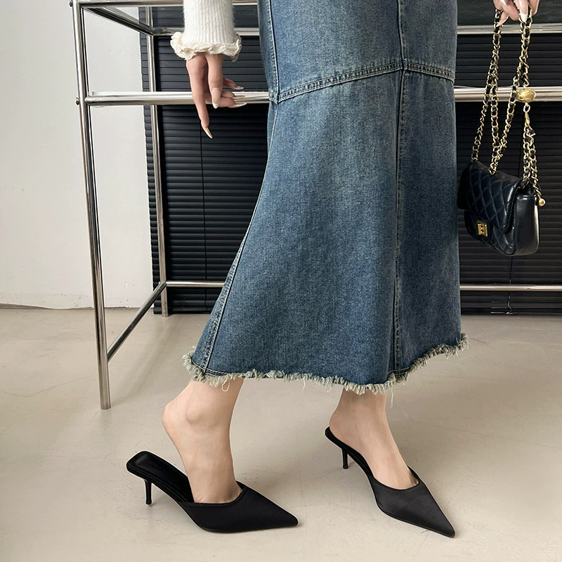 Французский темперамент Баотоу половина тапочек женская обувь носить на улице 2025 новый летний каблук заостренный черный каблуков