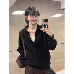 黒の古い銭風polo襟長袖ニット上着の女性は秋冬にゆったりした怠惰な襟のセーターを着ている