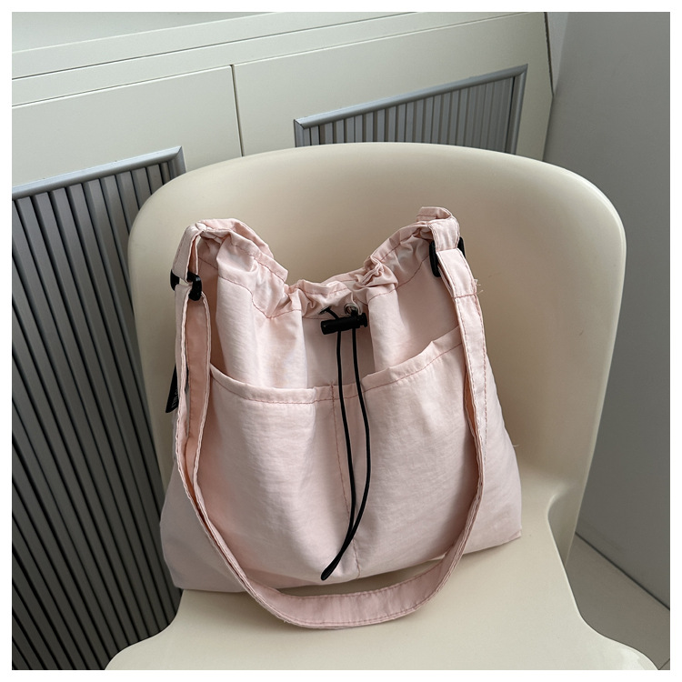 Bolso de nylon casual de gran capacidad para mujer, nuevo modelo 2025, bolso de moda con textura de calidad, bolso bandolera para ir a clase o al trabajo, bolso de hombro o cruzado.