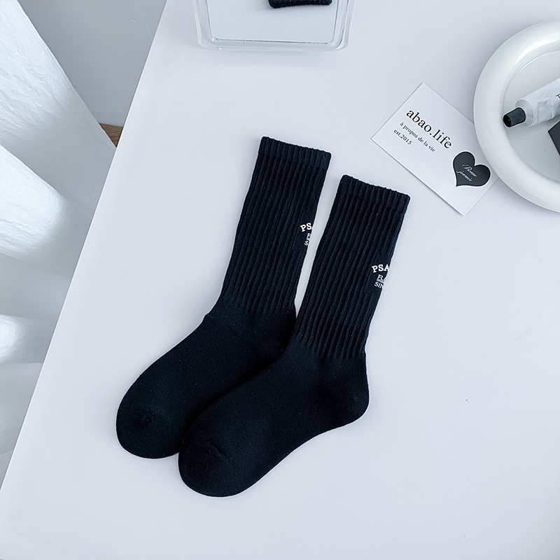 Medias calcetines mujeres primavera y otoño calcetines deportivas blancas y negras bordadas 1924 calcetines de moda calcetines letras de pila calcetines Zhuhai